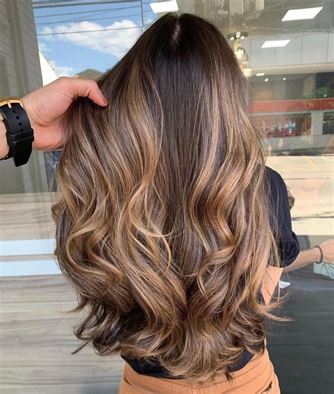 morena iluminada em cabelo castanho claro|Morena iluminada: conheça todos os tons e tendências